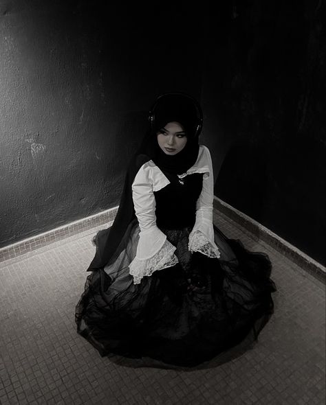 Cosplaystyle Anime Hijab, Goth Hijab Outfit, Ruqayyah Core, Modest Emo Outfits, Emo Hijabi, Hijabi Motivation, Grunge Hijabi, Modest Goth Outfit, Goth Hijabi