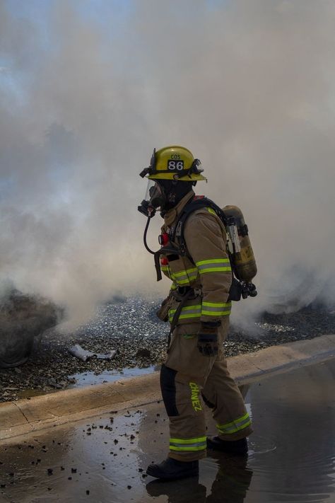 Firefighter Images, Firefighter Photography, Firefighter Art, Firefighter Pictures, Firefighter Emt, Fire Life, Volunteer Firefighter, Future Jobs, Fire Fighter