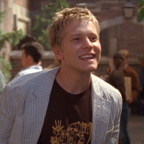 #teamlogan #gg #logan #gilmore #loganhuntzberger #gilmoregirls #mattczuchry #roryandlogan #2000s #loganandrory #icon #icons Logan Hutzenberg, Logan Huntzberger Hot Pics, Kirk Gilmore Girls Icon, Logan Huntzberger Looking At Rory, Chad Michael Murray Teen, Gilmore Girls Tristan, Logan Gilmore, Gilmore Lorelai, Gilmore Girls Logan