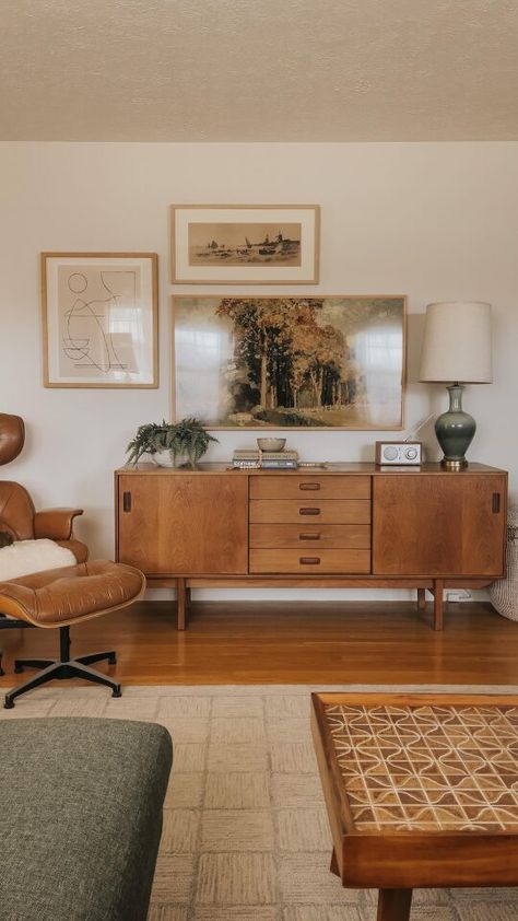 Green Lounge Chair Living Rooms, Mid Century Eclectic Living Room Tv Stands, Mid Century Home Aesthetic, Midcentury Modern Organic Living Room, Comfy Mid Century Modern Living Room, Minimalist Mid Century Bedroom, Vintage Furniture Modern Home, Sparse Living Room, Mcm Green Couch