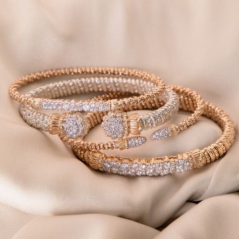 😍 Take a look at the VAHAN Petite Luxe Gold Collection styled with our larger sized bracelets ✨💕 Style Numbers (Top to Bottom): 23606GD02 23579D06 23608GD02 23114GD04 • • • • #VAHANstyle #VAHANjewelry #vahan #holidayjewelry #diamondsetting #diamondsaregirlsbestfriend #silverbracelets #handmadefinejewelry #jewelryinspiration #jewelleryofinstagram #diamondbangles #luxuryjewelrycollection #luxejewelry #14kgold #localjewelry #mixedmetaljewelry #jewelryofinstagram Vahan Jewelry, Fan Bracelet, Silver Bar Bracelet, Bracelets Style, Silver Diamond Bracelet, Fancy Jewelry Necklace, Blue Topaz Bracelet, Twisted Bracelet, Luxe Jewelry