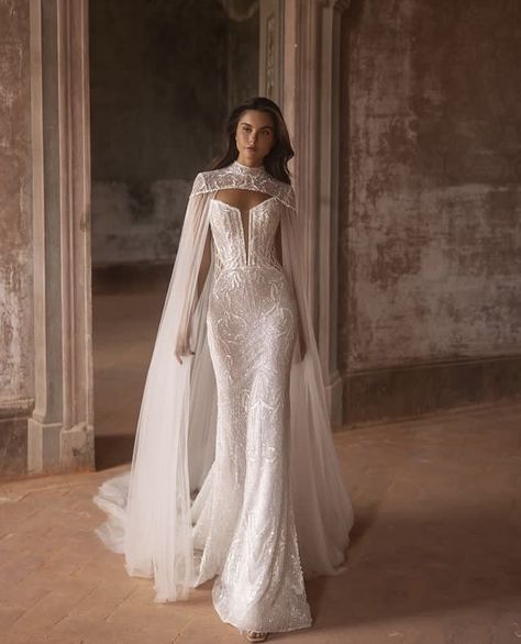 Semi Mermaid Wedding Dress, Wedding Dresses Vintage Bohemian, Curve Hugging Dress, Beautiful Bridal Dresses, Voluminous Skirt, Bolero Wedding, Royal Wedding Dress, White Wedding Dress, Dream Wedding Ideas Dresses