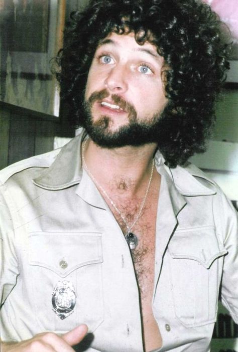 Lindsey Buckingham.. this guy can play the guitar like no one else! Plus, he's super cute Lindsay Buckingham, Stevie Nicks Lindsey Buckingham, Buckingham Nicks, Lindsey Buckingham, Stevie Nicks Fleetwood Mac, Retro Collection, 70s Vibes, Gold Dust, Robert Plant