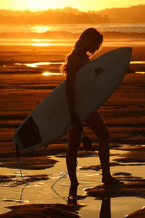 Surf Photoshoot, Surf Photo Ideas, Surfing Pose, Surf Board Poses, Surf Girl, Surf Photography, Surfboard Photoshoot, Beach Pictures Surf, Posing With Surfboard