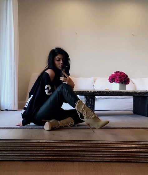 P i n t e r e s t : ✖️@Xxatzinvalencia | Atzin✖️ Kylie Jenner Mirror, Kardashian And Jenner, Kylie Jenner House, Kylie Jenner Fotos, Looks Kylie Jenner, Kylie Jenner Photos, Kylie Makeup, Estilo Kylie Jenner, Kylie Jenner Look