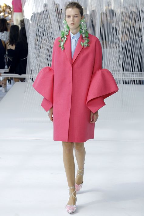 View the complete Delpozo Spring 2017 collection from New York Fashion Week. 2019 Ready To Wear, Mode Rose, Mode Chic, Pink Coat, Vintage New York, Vogue Russia, Moda Vintage, Spring 2017, Looks Style