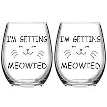 Getting Meowied, Funny Wine Glasses, Fun Wine Glasses, Wine Flavors, Cat Wine, Funny Wine, Bar Glassware, Wine Humor, Bridal Shower Gift