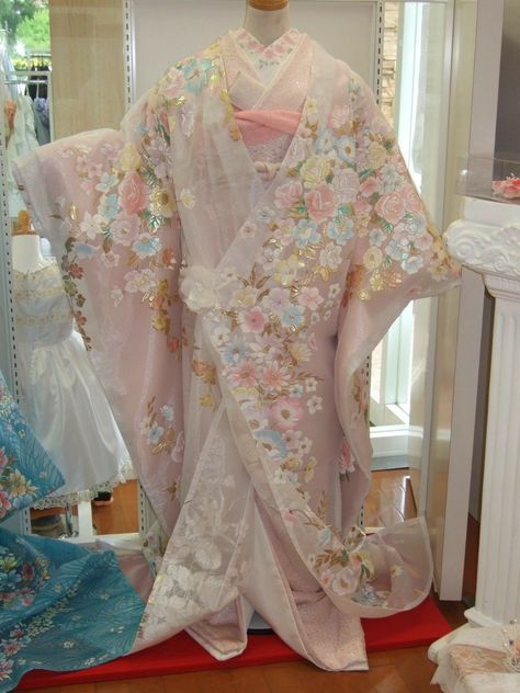 Japanese Wedding Dress, Pretty Kimonos, Furisode Kimono, Japanese Traditional Clothing, Japan Beautiful, Cute Kimonos, Japanese Costume, Bridal Kimono, Kimono Japan