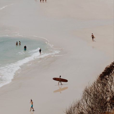 tori ☆ on Twitter: "https://t.co/aVBsMMPAEM" / Twitter Wategos Beach Byron Bay, Byron Bay Aesthetic, People On The Beach, Aesthetic Beach Pictures, Surf Aesthetic, The Beach People, Surf Vibes, Surfer Style, Beach Surf