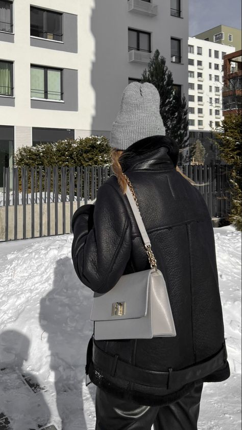 Furla Bag Outfit, Furla Bag, Furla Bags, Zara Fashion, Total Black, Sling Backpack, Cloth Bags, Fashion Inspiration, Outfit Ideas