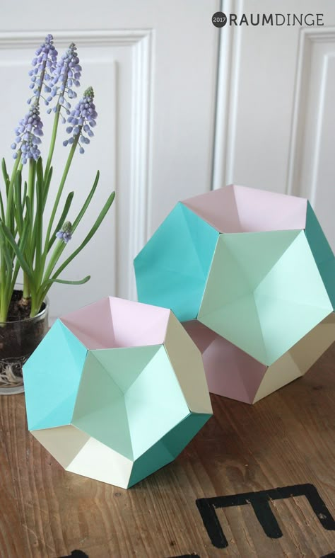 Zwei Papierkugeln setzen nun die ersten frühlingshaften Farbtupfer in unser Wohnzimmer. Sie bestehen aus jeweils 12 fünfeckigen ... Kawaii Origami, Origami Wall Art, Paper Ball, Geometric Origami, Origami And Kirigami, 3d Paper Art, Geometric Vases, Modular Origami, Origami Box