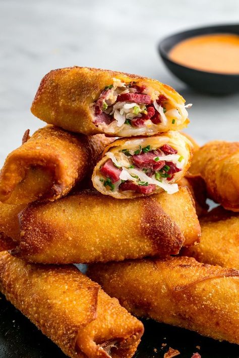 Reuben Egg Rolls, Irish Appetizers, Holiday Party Appetizers, Fall Appetizers, Superbowl Appetizers, Christmas Recipes Appetizers, Egg Roll Recipes, Delish Recipes, Holiday Appetizers