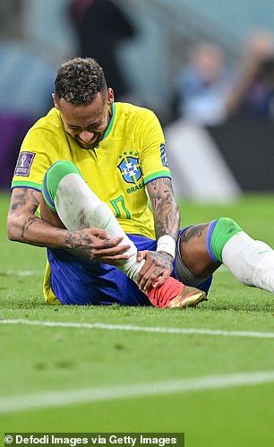 Neymar had to go off in the 80th minute of Brazil's opening World Cup group stage fixture Neymar Injury, Brazil Team, Manchester United Logo, World Cup Groups, Ankle Injury, Old Paris, Sprained Ankle, Troll Face, Go Off