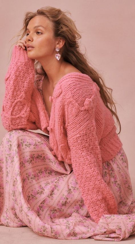 Womens Pink Outfits, Winter Romantic Outfits, Romantic Style Winter, Pink Boho Outfit, Ingenue Essence Outfits, Ultra Feminine Outfits, Romantic Winter Outfits, Feminine Outfits Winter, Pink Ladies Outfit