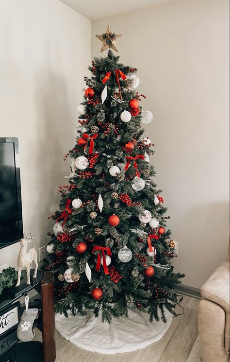 Christmas Tree With Cranberries, Red And Green Ornaments Christmas Tree, Green Tree With Red Ornaments, Nordic Frost Christmas Tree, Red Ornament Tree, Red And Gold Ornaments On Tree, Christmas Tree Ideas Minimalist Red, Red And White Christmas Tree Ideas Living Rooms, Minimalist Red Christmas Tree