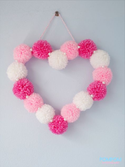 Woolen Craft Creative, Pom Pom Wall Art, Pom Pom Heart, Pom Pom Wall Hanging, ميدالية مفاتيح, Wool Crafts Diy, Heart Wall Hanging, Woolen Craft, Pom Pom Wreath