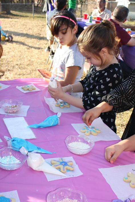 For a activity for the kids I used snowflake sugar cookies for the children to decorate. I used blue, purple and white sugar icing and some pretty sprinkles for them to use. they wrote there name on the paper and let the icing dry and I had clear bags for them to bag and take home to eat latter. They really enjoyed this activity. Elsa Party Activities, Cookie Decorating Bar, Frozen Birthday Party Activities, Elsa Outdoor Birthday Party, Frozen Theme Activities, Snow Princess Birthday Party, Frozen Theme Kids Table, Frozen Party Activities, Frozen 4th Birthday Party Games