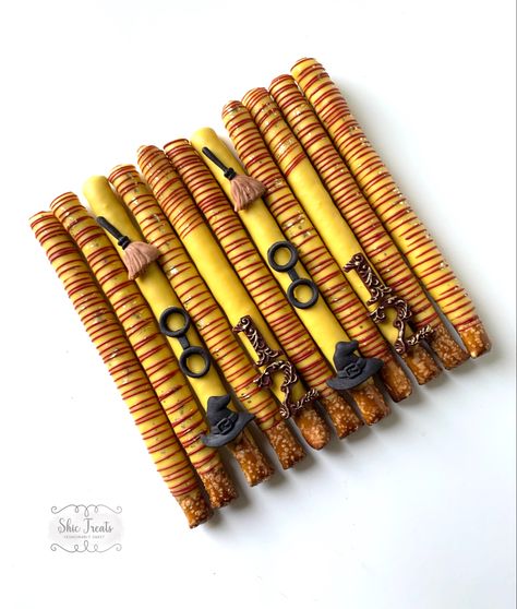 Harry Potter Pretzel Rods, Bites Ideas, Pretzel Ideas, Harry Potter Chocolate, Harry Potter Desserts, Chocolate Pretzel Rods, Chocolate Dipped Pretzel Rods, Strawberry Ideas, Christmas Pretzels