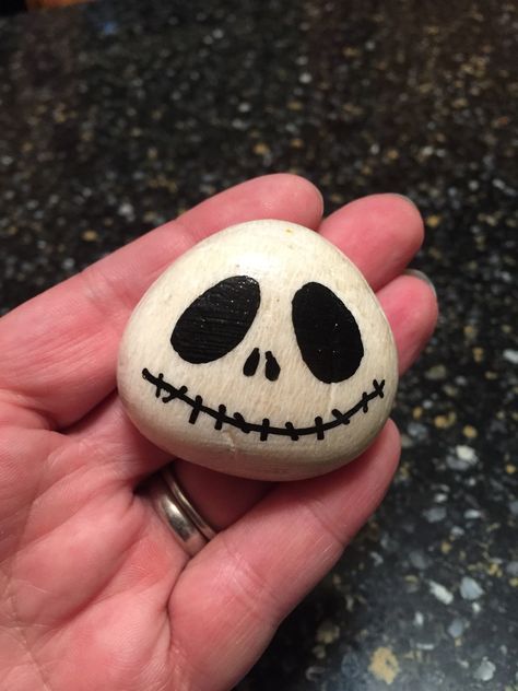 Easy Painting Rocks, Cool Rock Painting Ideas Funny, Painted Rocks Halloween, Ghost Rock Painting, Rock Painting Ideas Halloween, Pumpkin Rock Painting, Rock Painting Halloween, Pumpkin Painted Rocks, Cool Rock Painting Ideas