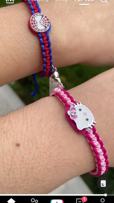 Hello Kitty Bracelet, Spiderman Gifts, Diy Friendship Bracelets Tutorial, Hello Kitty Shoes, Preppy Bracelets, Sleepover Things To Do, Hello Kit, Gift Inspo, Bead Charms Diy