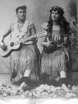 old+hawaiian+monarchy+photos+1800's. | hawaiian vintage photo circa late 1800 s early 1900 s Hawaiian Monarchy, African Maxi Skirt, Hawaiian Woman, Hawaiian History, World's Columbian Exposition, Hawaiian Dancers, Grass Skirt, Hula Dance, Skirt Images