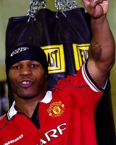 Mike Tyson Boxing, Boxing Images, Manchester United Team, Ufc Boxing, Football Photography, Manchester United Football Club, Mma Boxing, Manchester United Football, Football Photos