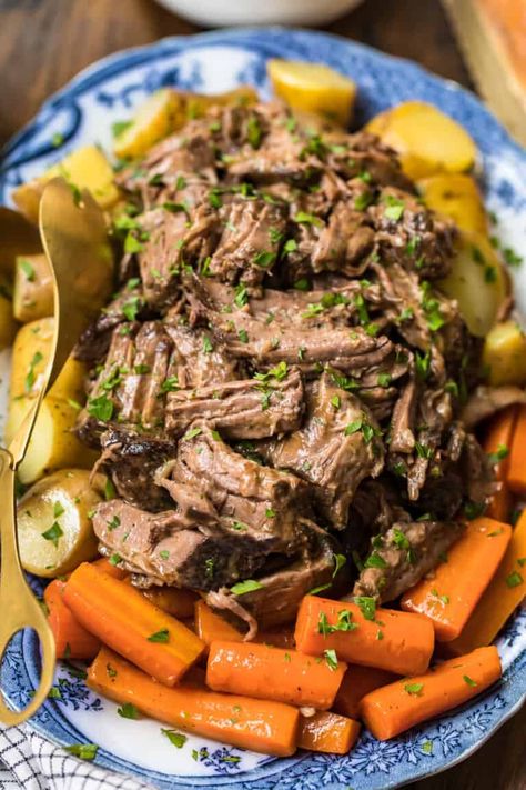 easy slow cooker pot roast with veggies Easy Slow Cooker Pot Roast, Roast Crockpot, Crockpot Pot Roast, Crockpot Roast Recipes, Pot Roast Crock Pot Recipes, Chuck Roast Recipes, Slow Cooker Pot Roast, Cookie Rookie, Slow Cooker Roast