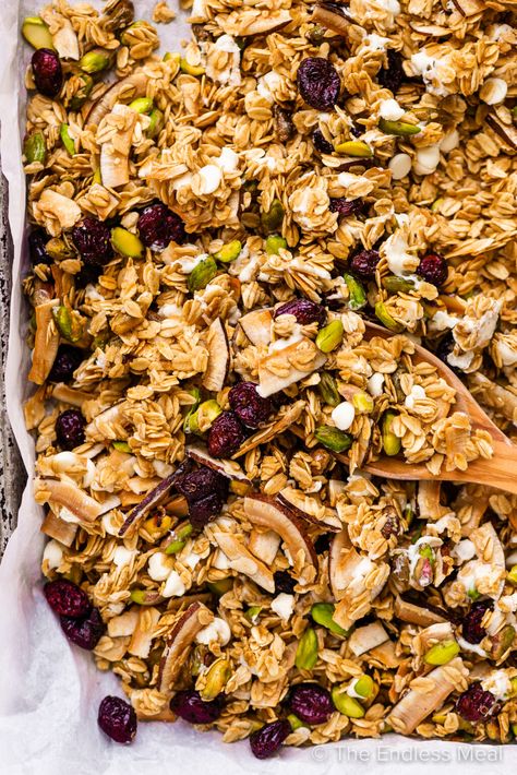 Granola Christmas Gift, Holiday Granola, Christmas Granola, Holiday Granola Recipe, Cranberry Pistachio, Gluten Free Granola, Diy Food Gifts, Homemade Food Gifts, Chocolate Granola