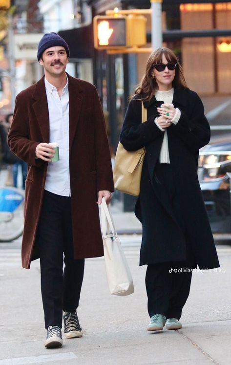 Dakota Johnson 2023, Dakota Johnson Street Style, Scandi Fashion, Dakota Style, Dakota Johnson Style, Nyc Fits, Street Style Winter, West Village, Famous Fashion