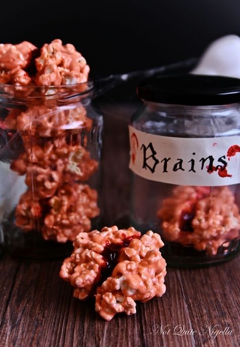 Bloody Popcorn Brains | Community Post: 28 Creepy Treats Perfect For Halloween Snack Halloween, Strašidelný Halloween, Halloween Food Decorations, Spooky Food, Halloween Goodies, Halloween Snacks, Halloween Desserts, Halloween Food For Party, Theme Halloween