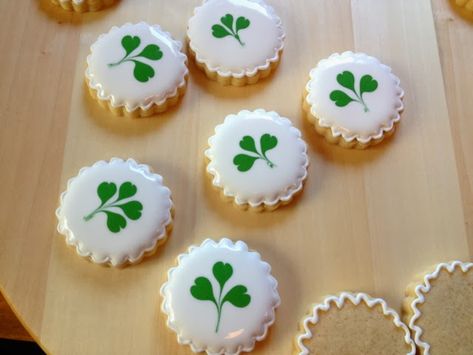 Shamrock Decorated Cookies, Icing Biscuits, Cookie Flooding, St Patrick Day Snacks, Wet On Wet Technique, Cookie Platters, Lemon Biscuits, Special Cookies, Shamrock Cookies