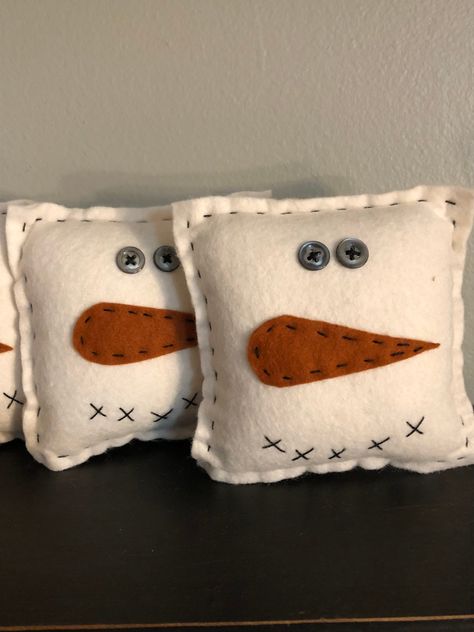 Grinch Pillows Diy, Mini Pillows Diy How To Make, Bowl Warmers, Snowman Pillows, Christmas Bowl Fillers, Snowman Bowl, Fall Pillows Diy, Halloween Bowl Fillers, Coffee Dye