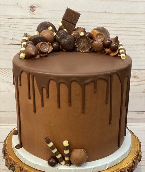 Marci Abshire on Instagram: “Chocolate overload cake. You name it, it’s chocolate 😉. #chocolatecake #chocolateoverload #cake #birthdaycake #candy #chocolate…” Candy Cake Chocolate, Chocolate Cake With Candy On Top, Chocolate Overload Cake Decoration, Chocolate Overload Cake, Chocolate Candy Cake, Horse Birthday Cake, Chocolate Cake Designs, 13 Birthday Cake, Chocolate Cake Decoration