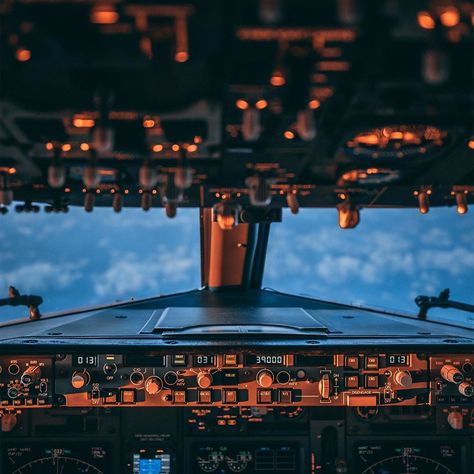 Boeing 737 cockpit.  Normal Checklist, 👉 Stored in the pouch on top of the glareshield. Thus it is often refered to as glareshield checklist 👉 Apart from normal… Boeing 737 Wallpaper, Cockpit Wallpaper, 737 Cockpit, Aviation Wallpaper, Boeing 737 Cockpit, Airplane Wallpaper, Boeing 777, Boeing 737, June 2024