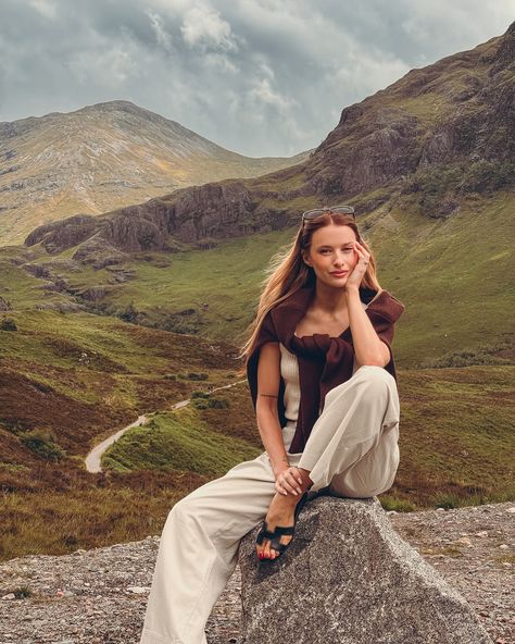 Somewhere in the highlands of Scotland and I already can’t wait to come back Scotland Honeymoon Outfits, Scotland Outfit Aesthetic, Scotland Highlands Outfit, Scottish Highlands Outfit, Highland Photoshoot, Highlands Outfit, Scotland Aesthetic Outfit, Scotland Summer Outfits, Scotland Outfit