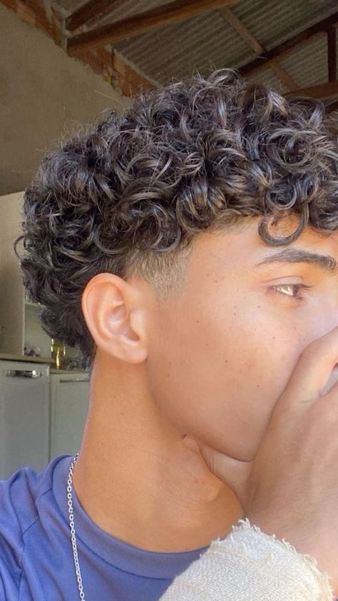 Men’s Curly Hair Taper, Low Taper For Curly Hair, Low Fade Curly Haircut, 3a Mens Haircut, Simple Taper Design, Really Curly Hair Men, Frizzy Hair Hairstyles Men, Drop Fade With Curls, Curly Taper Fade Haircut