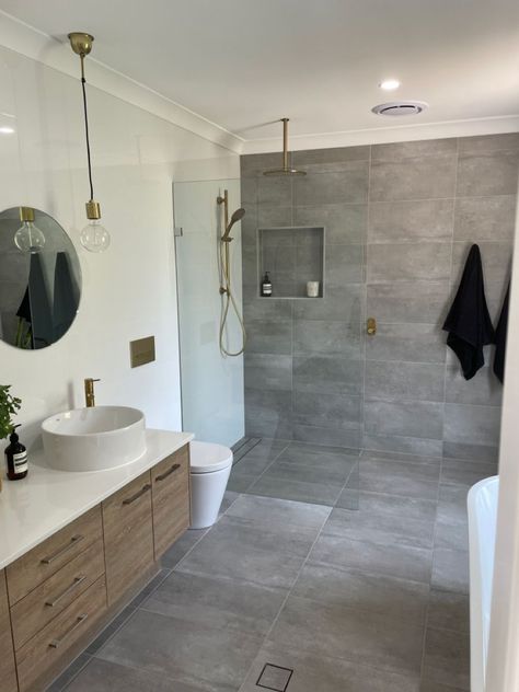 Guest Bathroom Scandinavian, Small Main Bathroom Ideas Modern, Wood Grey Bathroom, Grey Washroom Ideas, Bathroom With Grey Floor, Grey And Wood Bathroom Ideas, Grey Washroom, Bathroom Grey Floor, Shower Area Design