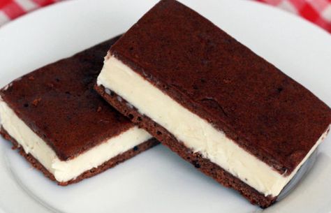 Ice Cream Sandwiches Basic Chocolate Cake, Ice Cream Sandwich Recipe, Glace Fruit, Easy Ice Cream Sandwiches, Tartiflette Recipe, Vanilla Ice Cream Sandwich, Homemade Ice Cream Sandwiches, Ice Cream Novelties, Ice Cream Sandwiches Recipe