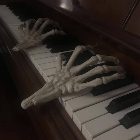 Halloween Piano Decor, Demon Ideas, Piano Styling, Halloween Piano, Diy Halloween Home Decor, Creepy Funny, Arts Project, Piano Decor, Halloween Props Diy