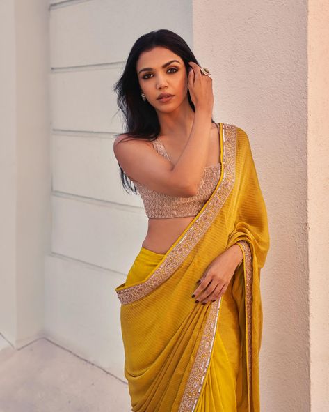 Skin Tone Dress Color, Yellow Saree For Haldi, Saree For Haldi, Saree Day, Shriya Pilgaonkar, Lehengas For Bride, Skin Tone Dress, Yellow Sari, Bridal 2024