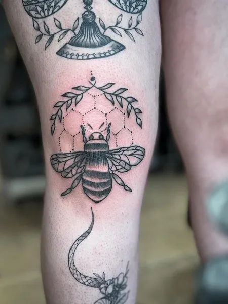 Bee Knee Tattoo Knee Tattoos Women Traditional, The Bees Knees Tattoo, Bee Tattoo On Knee, Knee Tattoo Ideas Female, Women’s Knee Tattoo, Tattoo Ideas Female Knee, Womens Knee Tattoo, Female Knee Tattoos, Knee Cap Tattoos Women