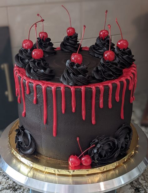 Vampire Cake Ideas, Black Forest Cake Decoration, Goth Cake, Gothic Cakes, Goth Cakes, Gothic Cake, Red Cake, Black Forest Cake, Forest Cake