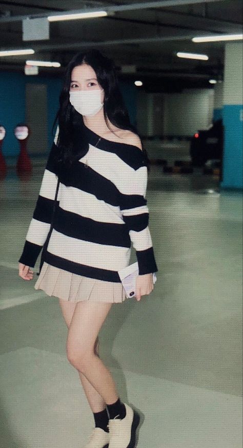 Kim Jisoo Outfit Casual, Jisoo Snowdrop Outfits, Jisoo Outfit Casual, Jisoo Outfits Casual, Jisoo Outfit, Twin Outfits, Causual Outfits, Pink Outfits