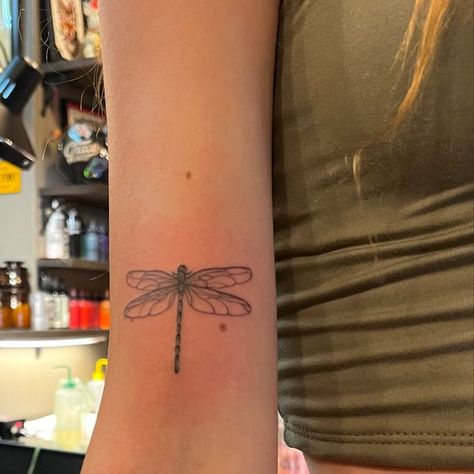 Red Dragonfly Tattoo, Tiny Tats, Flying Tattoo, Dragonfly Tattoo Design, Funky Tattoos, Petite Tattoos, Tattoo Now, Dragonfly Tattoo, Jewelry Tattoo