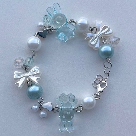 Bracelet inspired by the kpop band NewJeans! Blue bunny beads used to represent fans of NWJNS! Kpop Jewelry Diy, Newjeans Bracelet, Newjeans Blue, Kpop Bracelet, Kpop Gifts, Kpop Jewelry, Jewelry Kpop, Icons Ig, Newjeans Kpop