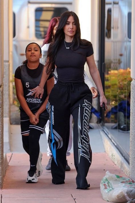 Kim Kardashian Style Casual, 90s Girl Fashion, Khloe Kardashian Outfits, Kim Kardashian And North, Khloe Kardashian Photos, Estilo Kardashian, Kim Kardashian Outfits, 90s Inspired Outfits, Kim K Style