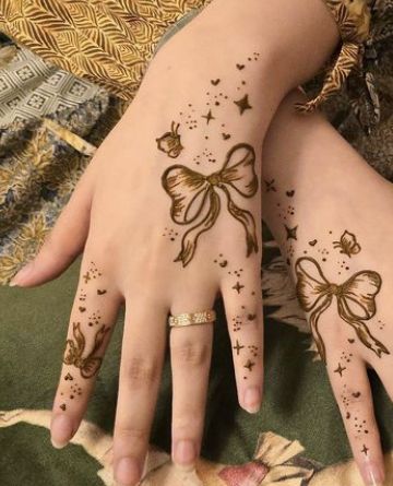 Mendhi Aesthetic Designs, Cool Mehendi Designs Henna Tattoos, Simple Pretty Mehndi Designs, Asthetic Henna Simple Design, Aesthetic And Simple Mehndi Designs, Aesthetics Mehendi Designs, Mehendi Designs Simple Aesthetic, Simple Henna Designs Aesthetic, Mehndi Inspo Simple