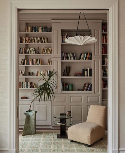 Light Mauve Paint, Townhouse Aesthetic, Greenwich Apartment, Mauve Paint, Chelsea Townhouse, Mahogany Flooring, Townhouse Interior, Home Office Library, Library Architecture