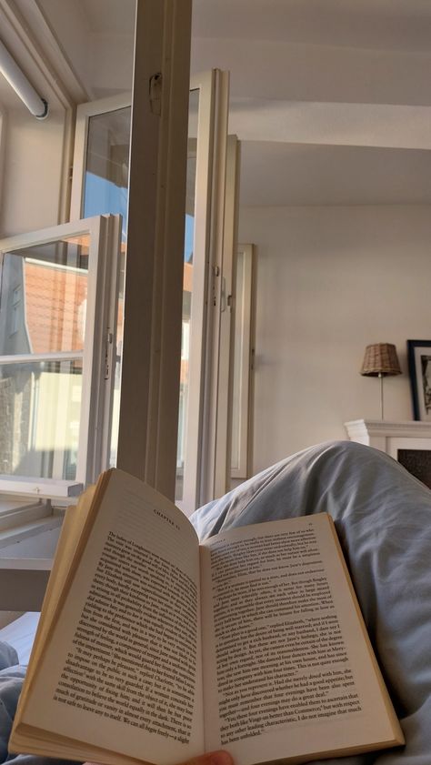 Reading In Bed Aesthetic, Lectura Aesthetic, Reading Lifestyle, Reading Before Bed, Read In Bed, Reading Bed, Reading Motivation, Fall Mood Board, Living Room Design Inspiration