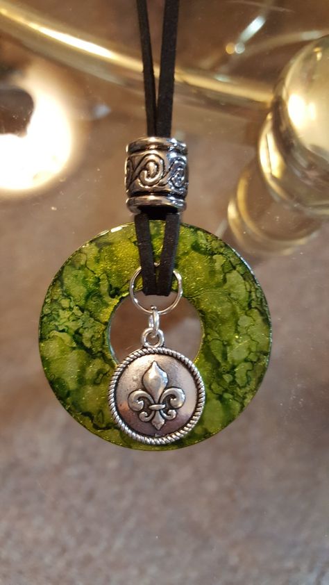 Washer pendant with alcohol ink. Finished with a charm, cording and bead. Simple Diy Necklaces Ideas, Washers Jewelry, Washer Necklace Diy, Washer Crafts, Washer Necklaces, Alcohol Ink Jewelry, Donut Jewelry, Washer Jewelry, Hardware Jewelry